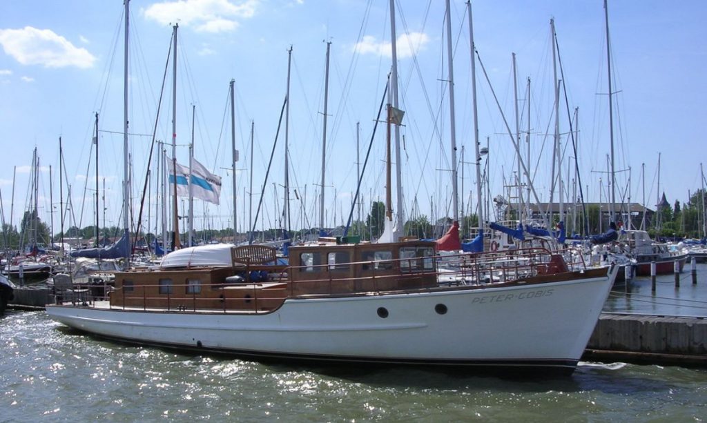 Peter-cobis classic motor yacht